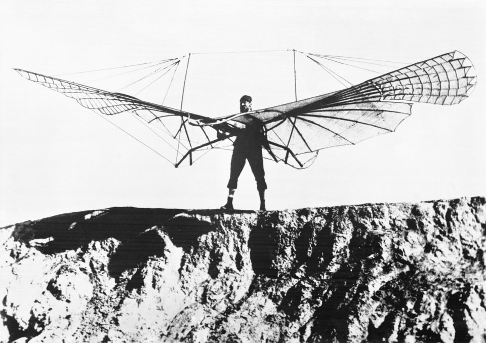 Ο Otto Lilienthal με το πτυσσόμενο ανεμόπτερο που κατασκεύασε το 1893