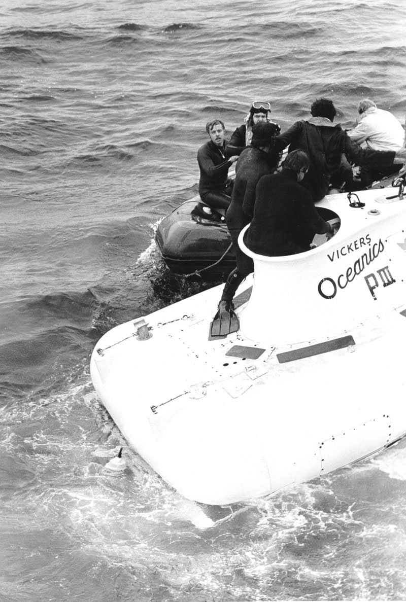 Δύτες βοηθούν τους Ρότζερ Μάλινσον και Ρότζερ Τσάπμαν να βγουν από το υποβρύχιο Pisces III