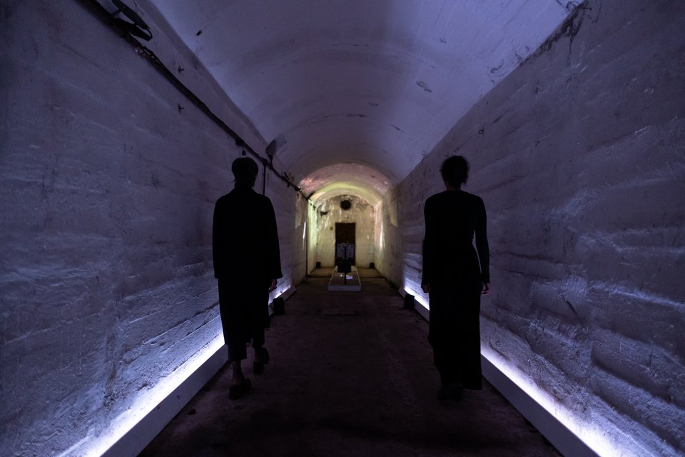 H είσοδος στο έργο ΜΑΝΑ. Ακολουθείς τις οδηγίες του «ξεναγού» σιωπηλός / Πηνελόπη Γερασίμου