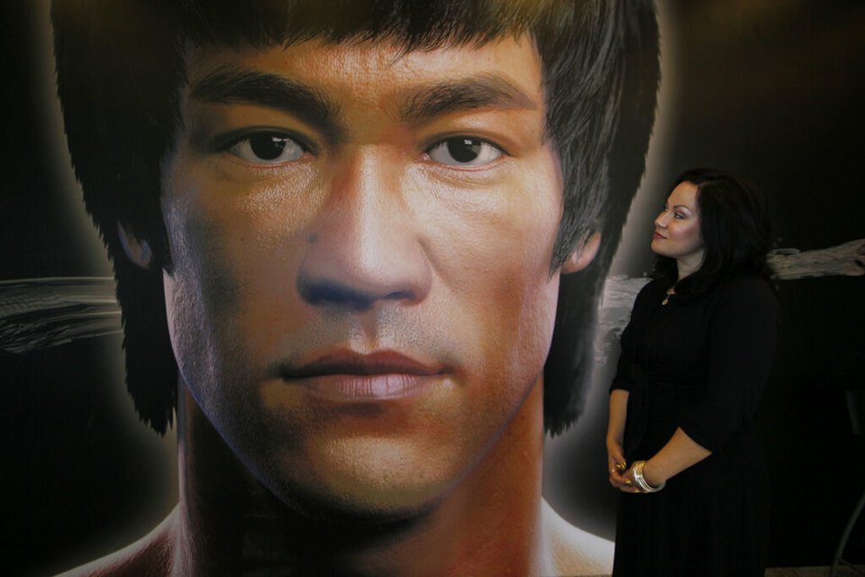 Η Shannon Lee, κόρη του αείμνηστου αστέρα του Kung Fu, Bruce Lee, ποζάρει μπροστά από μια διαφημιστική αφίσα για την έκθεση μνήμης του Lee στο Μουσείο Κληρονομιάς του Χονγκ Κονγκ