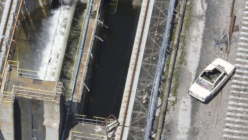 Ουκρανικό drone φωτογράφισε το λευκό αυτοκίνητο με τα βαρέλια λίγο πριν την έκρηξη της 6ης Ιουνίου