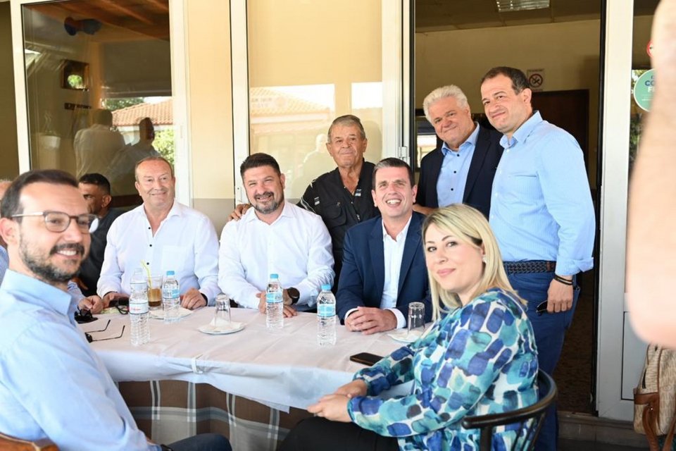 Δημήτρης Καιρίδης και Νίκος Χαρδαλιάς παρέα με φίλους, κατά την επίσκεψή τους στην Περιφεριακή Ενότητα Ξάνθης