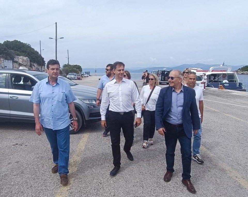 Ο πρώην κοινοβουλευτικός εκπρόσωπος της ΝΔ Χάρης Θεοχάρης κατά την επίσκεψη κλιμακίου της ΝΔ σε Κέρκυρα και Παξούς