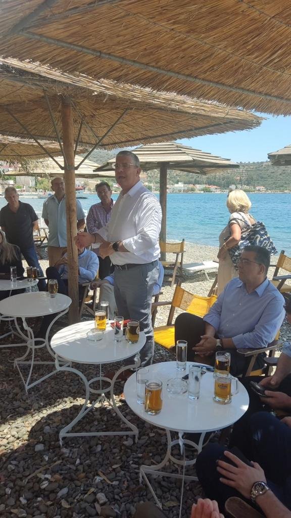Ο πρώην υφυπουργός Ανάπτυξης και Επενδύσεων της ΝΔ Γιάννης Τσακίρης κατά την επίσκεψη κλιμακίου της ΝΔ στην Φωκίδα