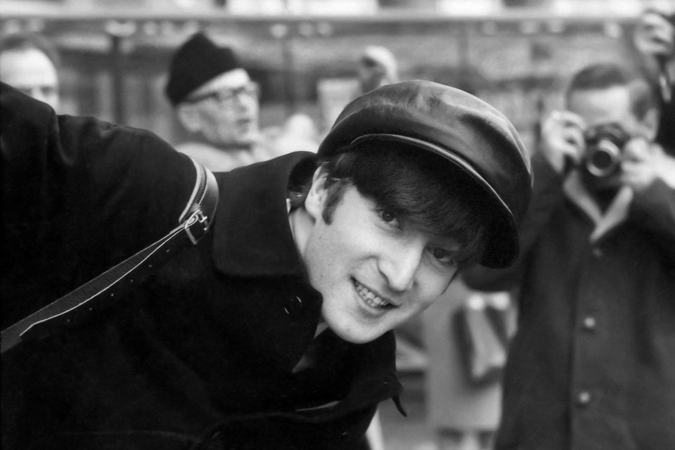 Ο Τζον Λένον φωτογρααφημένος από τον Πολ Μακ Κάρτνεϊ στο Παρίσι. Η φωτογραφία παρουσιάζεται σε έκθεση του Μακ Κάρτνεϊ στη National Portrait Gallery του Λονδίνου.