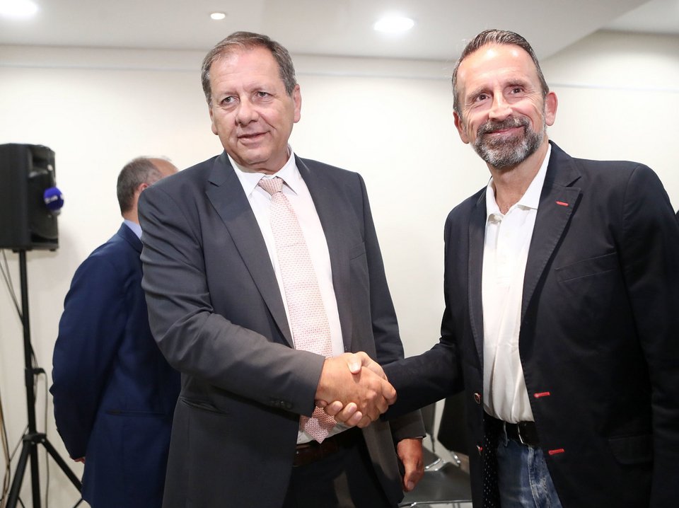 Ο νέος προπονητής της ΑΕΚ, Χοάν Πλάθα, με τον μεγαλομέτοχο της «κιτρινόμαυρης» ΚΑΕ, Μάκη Αγγελόπουλο / Φωτογραφία: Intime-ΒΟΛΙΤΑΚΗΣ ΣΤΕΛΙΟΣ