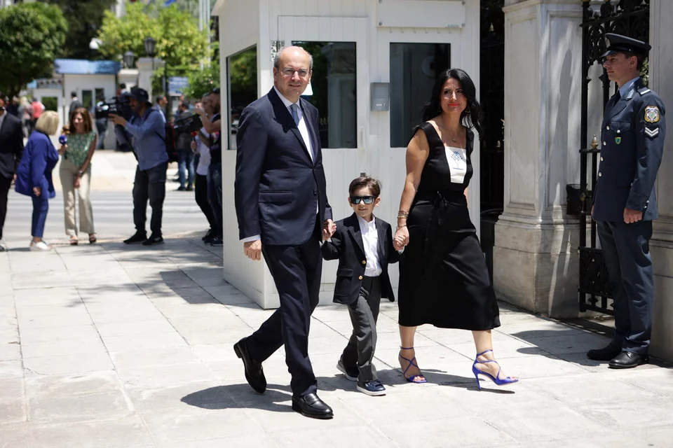 Ο Κωστής Χατζηδάκης με τη σύζυγό του και τον γιο τους που έκλεψε την παράσταση με το γυαλί ηλίου που φορούσε