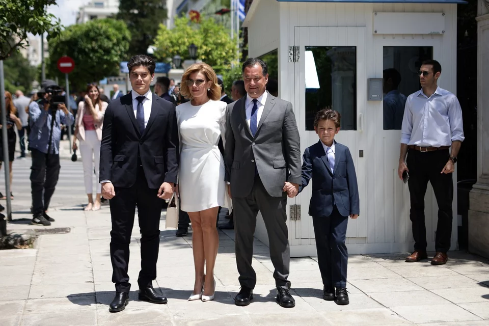 Ο Άδωνις Γεωργιάδης (υπ. Εργασίας) μαζί με τη σύζυγό του Ευγενία Μανωλίδου και τα δυο τους παιδιά