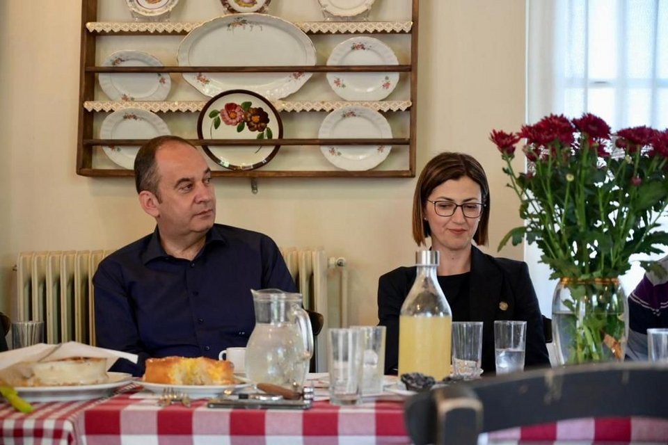 Η Αγαπηδάκη σε τραπέζι για γεύμα
