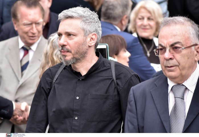 Ο Αλκίνοος Ιωαννίδης στην εξόδιο ακολουθία του Γιάννη Μαρκόπουλου / Φωτογραφία: Intimenews