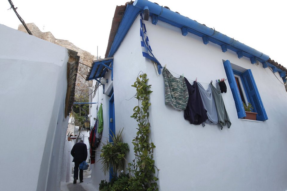 Ένας άνδρας περπατά στα Αναφιώτικα κάτω από την Ακρόπολη