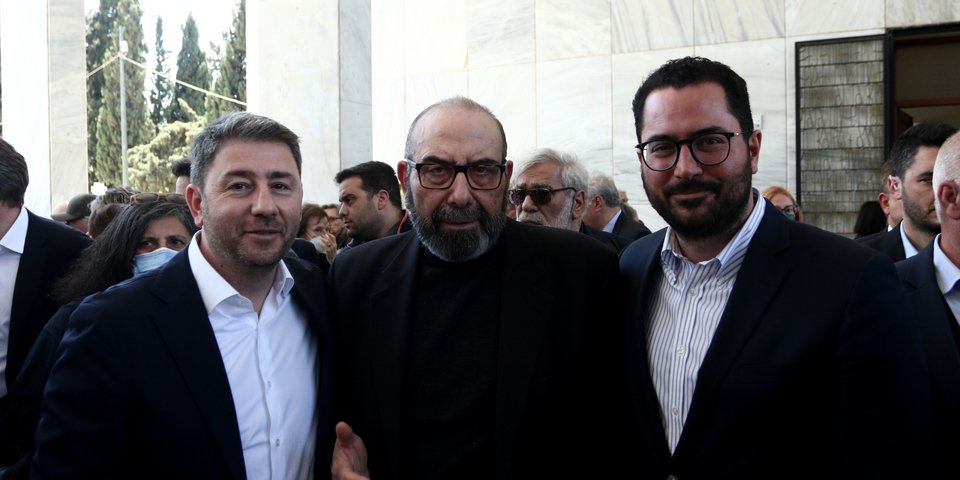 Νίκος Ανδρουλάκης, Νίκος Αθανασάκης και Ανδρέας Σπυρόπουλος στην κηδεία του Θανάση Τσούρα
