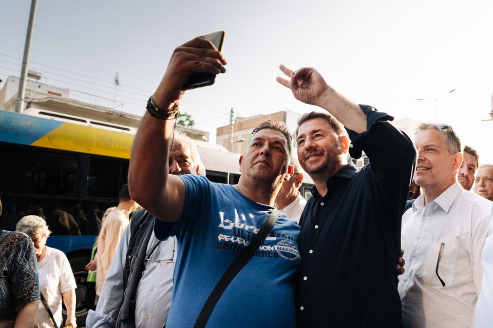 Ο Νίκος Ανδρουλάκης βγάζει selfie κατά την επίσκεψή του στο Αιγάλεω