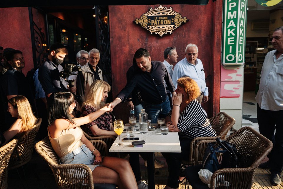 Ο Νίκος Ανδρουλάκης χαιρετά τον κόσμο στις καφετέριες της περιοχής
