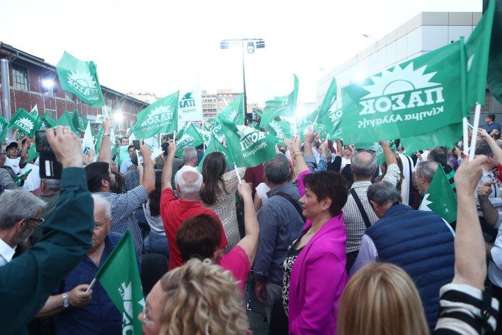 Κόσμος στην ομιλία Ανδρουλάκη στη Θεσσαλονίκη -Φωτογραφία: ΒΑΣΙΛΗΣ ΒΕΡΒΕΡΙΔΗΣ / ΜΟΤΙΟΝ ΤΕΑΜ