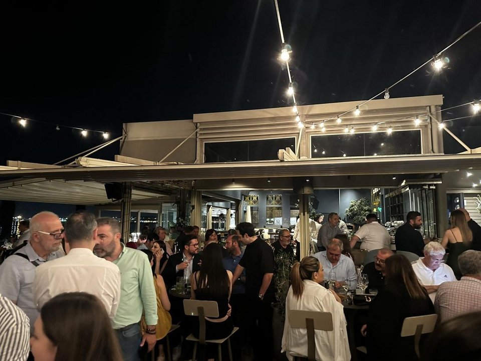Το μπαρ που χαλάρωσαν τα πράσινα στελέχη και ο πρόεδρος Νίκος Ανδρουλάκης μετά την ομιλία στο Λιμάνι Θεσσαλονίκης