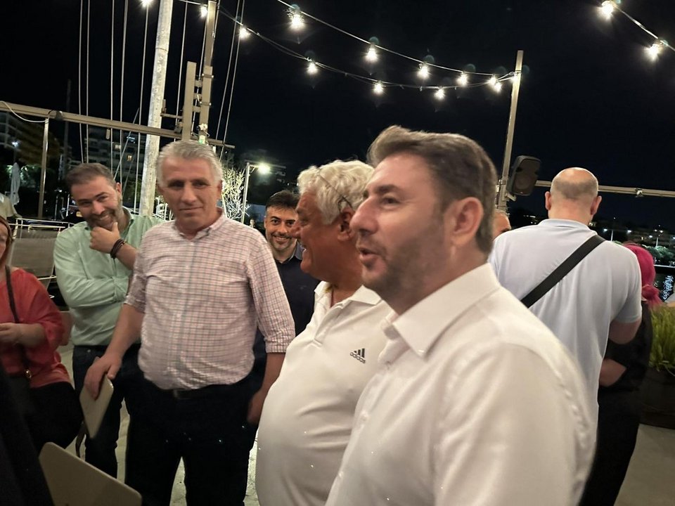 Ο Νίκος Ανδρουλάκης, ευδιάθετος με στελέχη του ΠΑΣΟΚ για ποτό, στη Θεσσαλονίκη