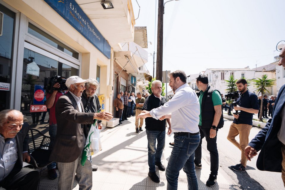 Ο Νίκος Ανδρουλάκης συνομίλησε με πολίτες σε εγκάρδιο κλίμα