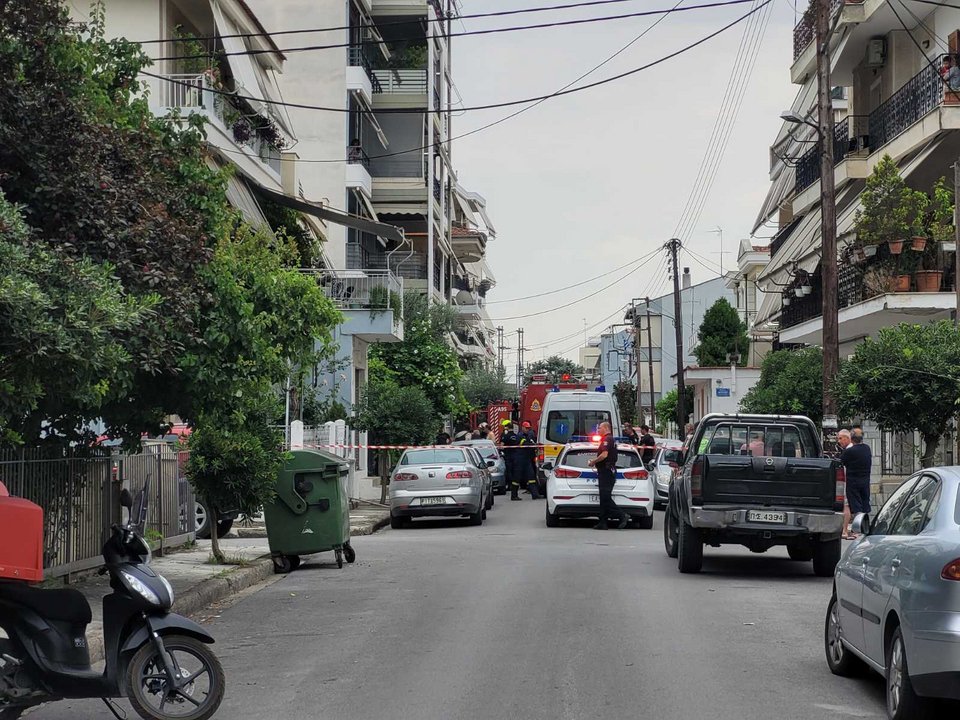 Αστυνομικοί έχουν κλείσει τον δρόμο στο σπίτι που αυτοκτόνησε άνδρας στη Λάρισα