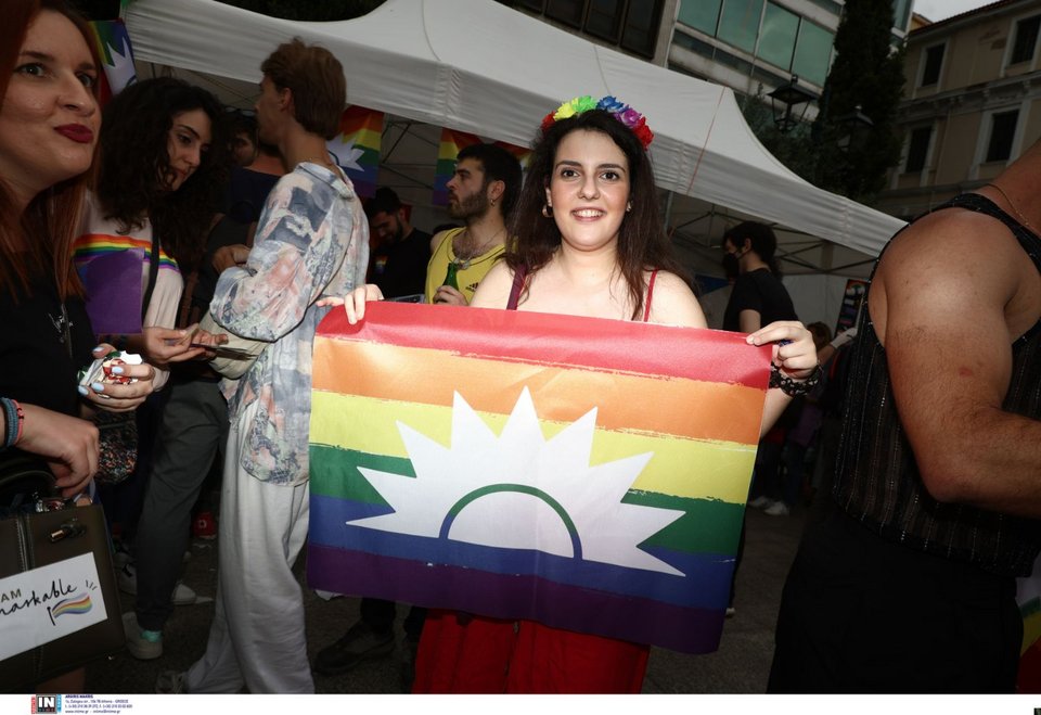 Και ο ήλιος του ΠΑΣΟΚ σε πολύχρωμο φόντο