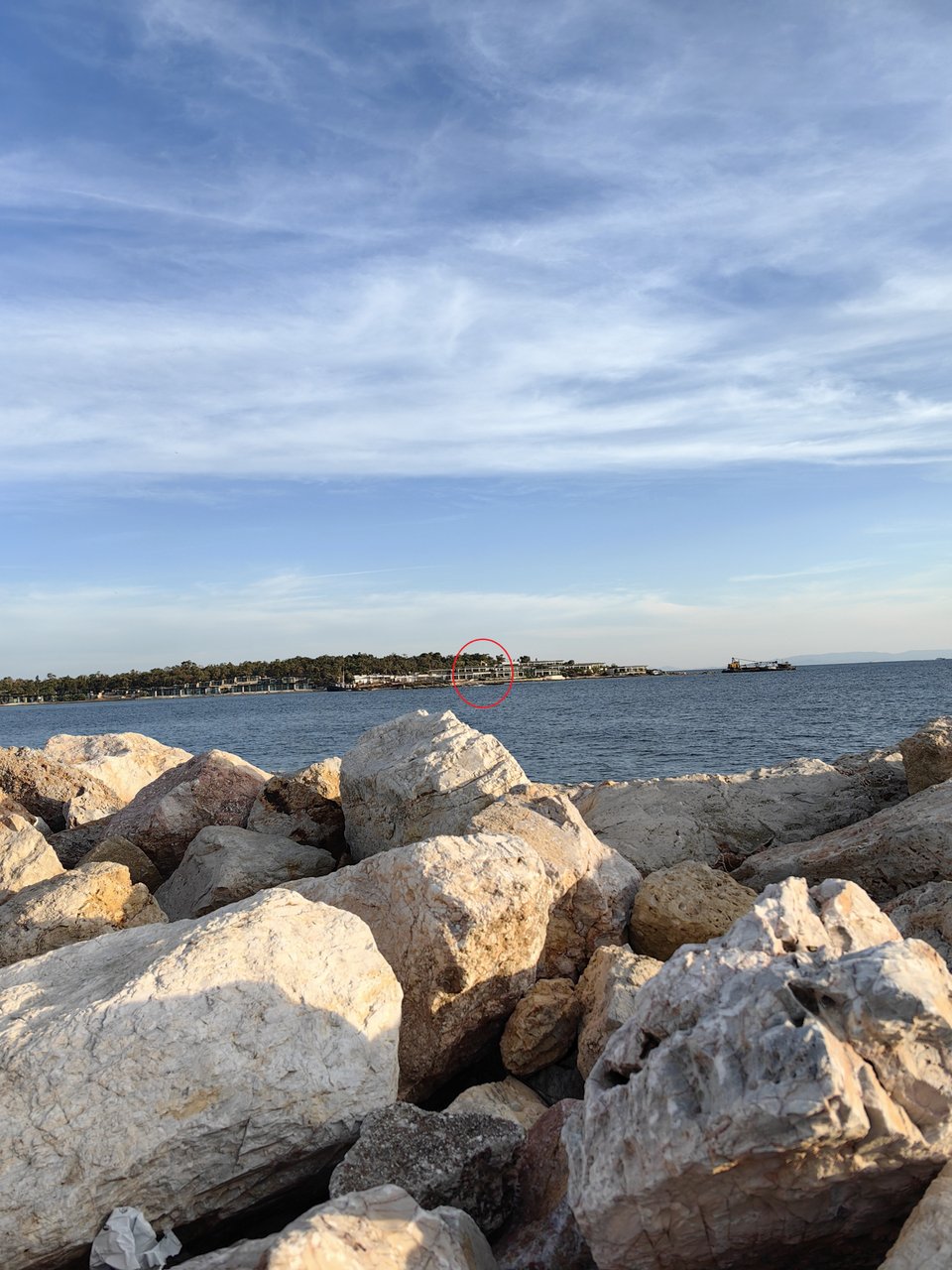 Βόλτα στην Αθηναϊκή Ριβιέρα (για να καταλάβετε το μέγεθος του ζουμ που κάνει, δείτε παρακάτω τη λεπτομέρεια του κόκκινου κύκλου)