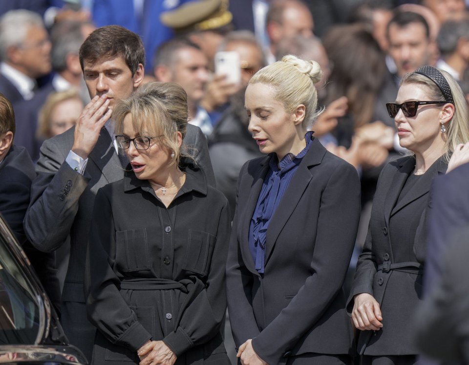Aπό αριστερά, ο γιος Λουίτζι, η κόρη Μαρίνα, η σύντροφος Μάρτα Φασίνα και η κόρη Μπάρμπαρα