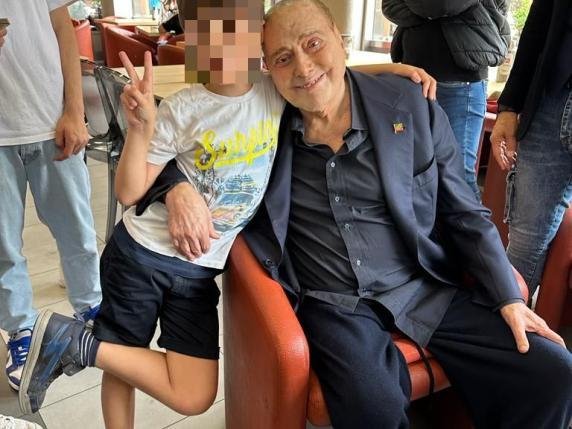 O Σίλβιο Μπερλουσκόνι με τον γιο του ιδιοκτήτη του μπιστρό