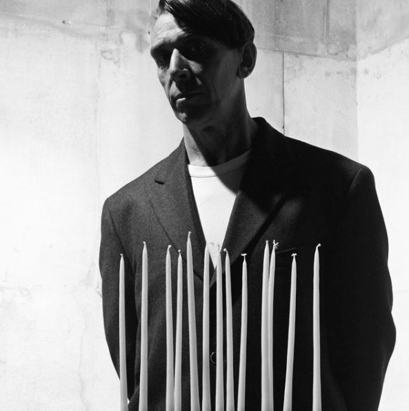 Ο John Cale με Commes des Garçons - Φωτογραφία του Brian Griffin