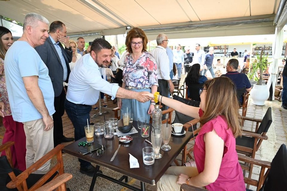 Ο Χαρδαλιάς χαιρετά γυναίκα που πίνει τον καφέ