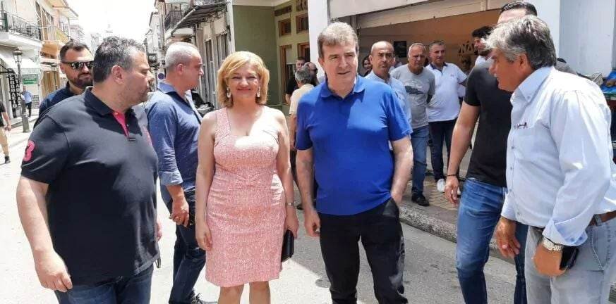 Ο Μιχάλης Χρυσοχοϊδης με το κλιμάκιο της ΝΔ σε δρόμο της Πάτρας
