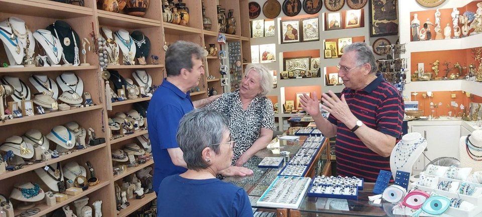 O Χρυσοχοϊδης συνομιλεί με καταστηματάρχη κατά την περιοδεία του στην Αχαϊα και την Ηλεία