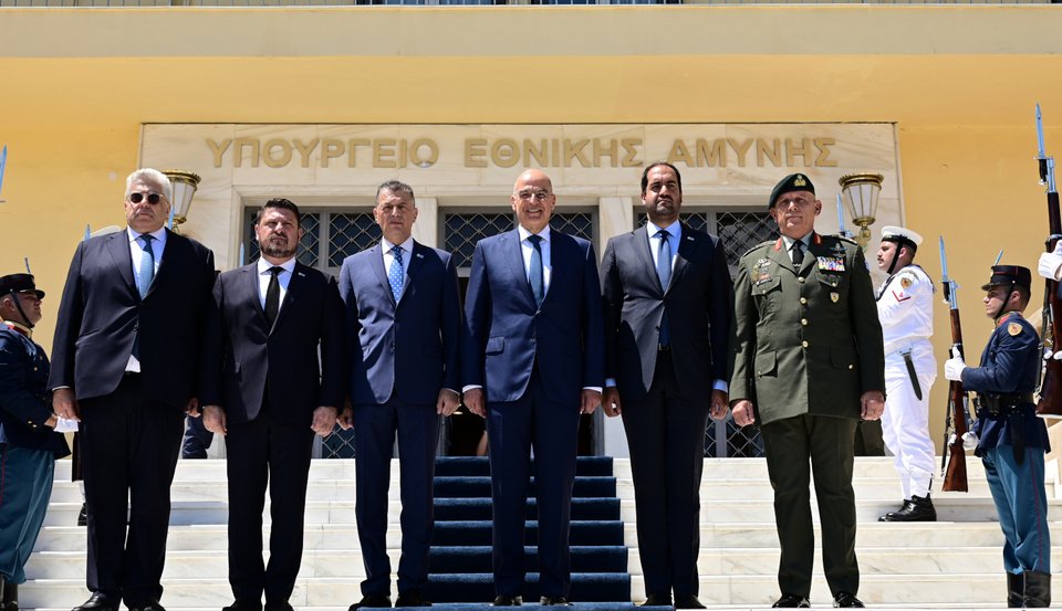 Η καθιερωμένη φωτογραφία μπροστά από το υπουργείο Εθνικής Άμυνας