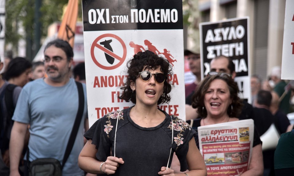 Διαδηλώτρια με πλακάτ στην Αθήνα