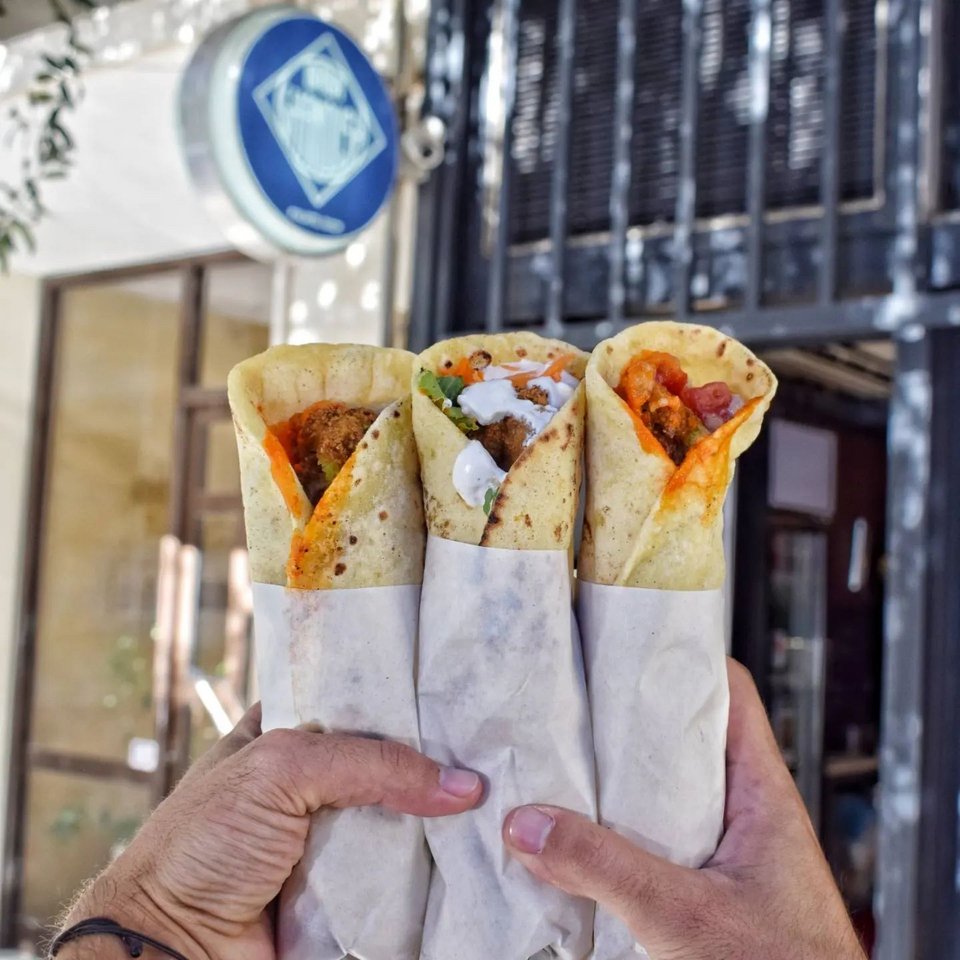 Τυλιχτά πιτάκια με χούμους, γιαούρτι και baba ganoush στο Baba Ghanoush στο Παγκράτι / Φωτογραφία: eatchers/nstagram