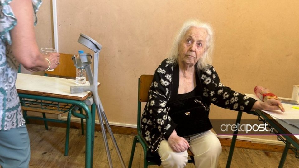 Μία 96χρονη γυναίκα ανάμεσα στους ψηφοφόρους που βρέθηκαν από νωρίς στις κάλπες προκειμένου να ψηφίσουν στις εκλογές