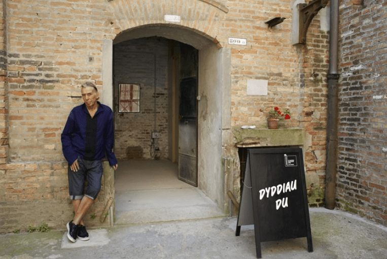 Ο John Cale εκπροσώπησε την Ουαλία στη Μπιενάλε της Βενετίας το 2009