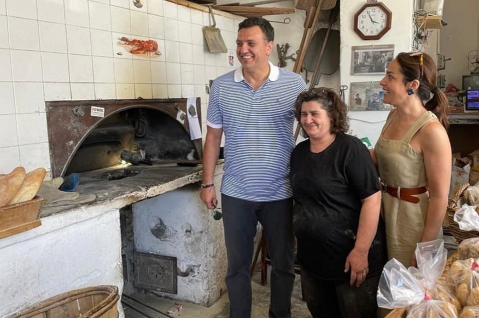 Το κλιμάκιο της ΝΔ είχε την ευκαιρία να συνομιλήσει με καταστηματάρχες, εργαζόμενους και απλούς πολίτες στη Χώρα της Νάξου