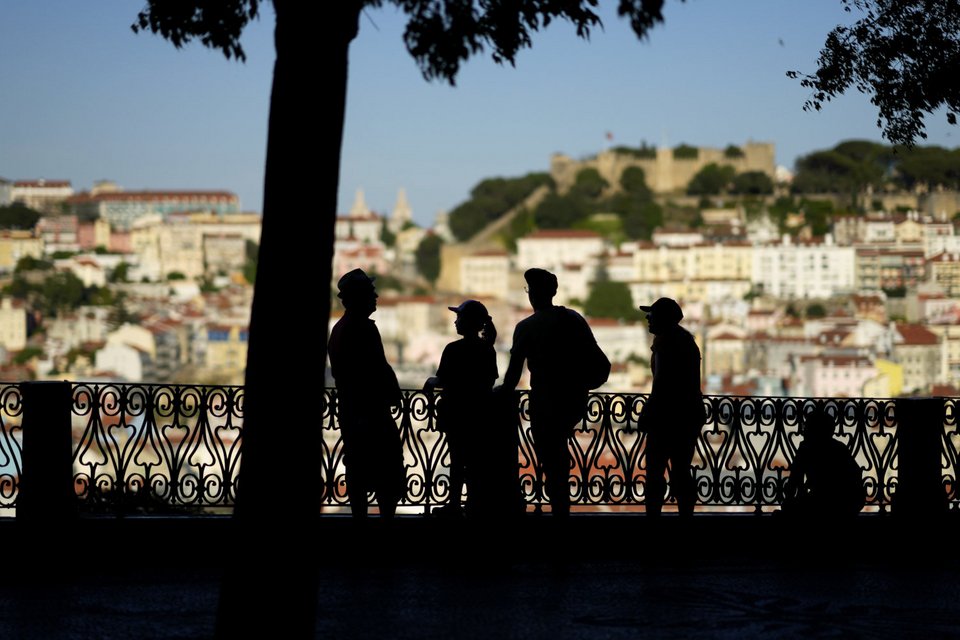 Κόσμος στην Πορτογαλία ψάχνει μέρος με σκιά για να προστατευτεί από τον καύσωνα / Φωτογραφία: AP Photo-Armando Franca