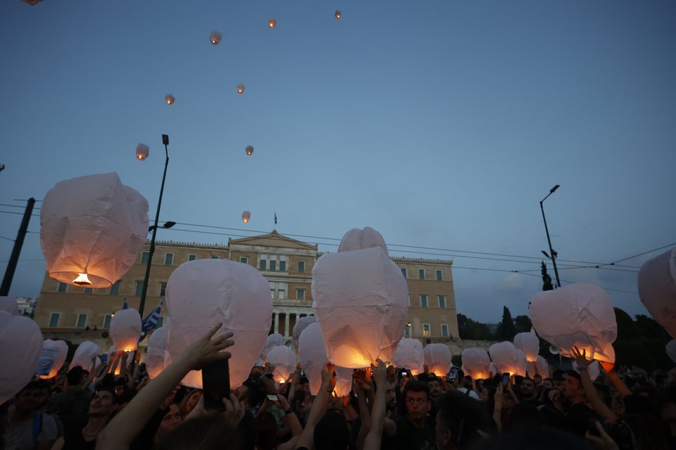 Φαναράκια στον ουρανό της Αθήνας στη μνήμη των νεκρών από το ναυάγιο στην Πύλο