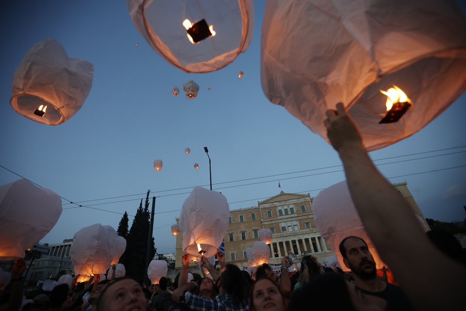 Φαναράκια στον ουρανό της Αθήνας στη μνήμη των νεκρών από το ναυάγιο στην Πύλο