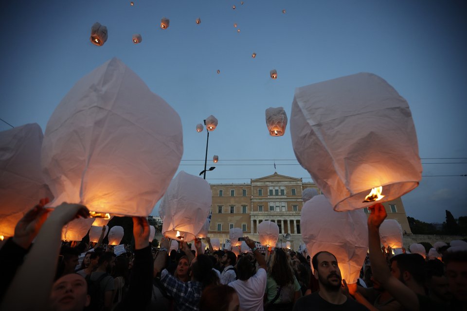 Φαναράκια στον ουρανό της Αθήνας στη μνήμη των νεκρών από το ναυάγιο στην Πύλο