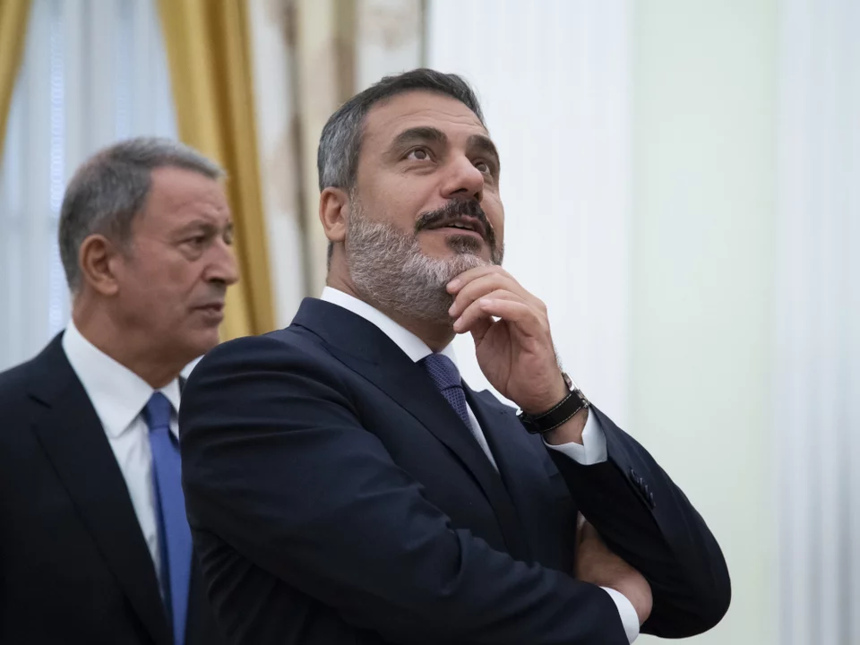 Ο νέος Τούρκος υπουργός Εξωτερικών, Χακάν Φιντάν (πίσω του ο τέως, πλέον, υπουργός Άμυνας, Χουλουσί Ακάρ) 