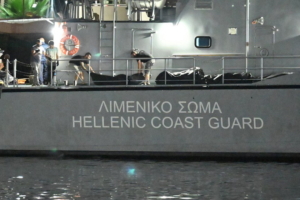 Η φρεγάτα του Πολεμικού Ναυτικού «Κανάρης» στο λιμάνι της Καλαμάτας μεταφέρει τα ανευρεθέντα μέχρι τώρα πτώματα από το τραγικό ναυάγιο / Φωτογραφία: ΝΙΚΟΛΟΠΟΥΛΟΣ ΑΝΤΩΝΗΣ-EUROKINISSI