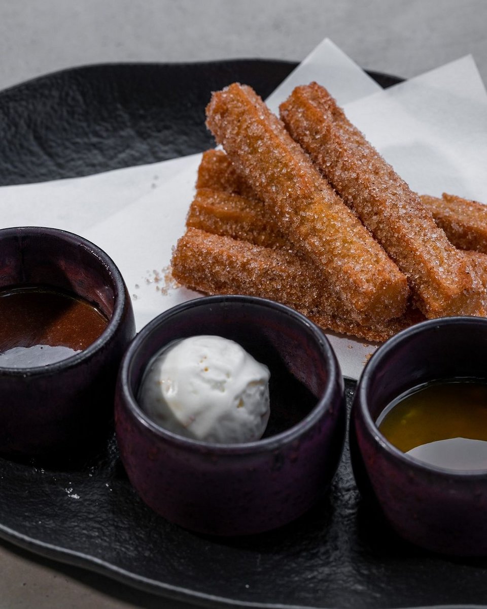 Τα churros ήταν μια γλυκιά έκπληξη στον επίλογο ενός απολαυστικού καλοκαιρινού δείπνου σε έναν μαγευτικό κήπο.