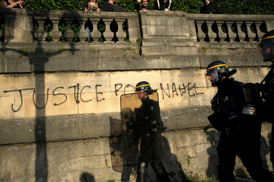 Το σύνθημα «Δικαιοσύνη για τον Ναέλ» στους τοίχους πέριξ της Place de la Concorde / Φωτογραφία: AP