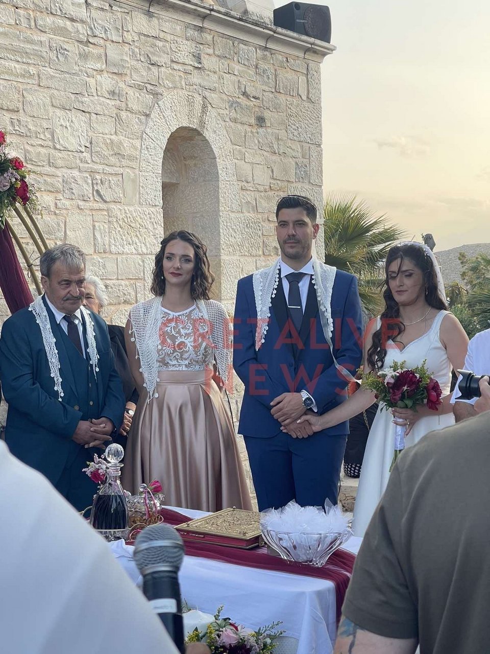 Ο Γιώργος και η Γκαζμέ που βαφτίστηκε Μυρσίνη παντρεύτηκαν στην Κρήτη