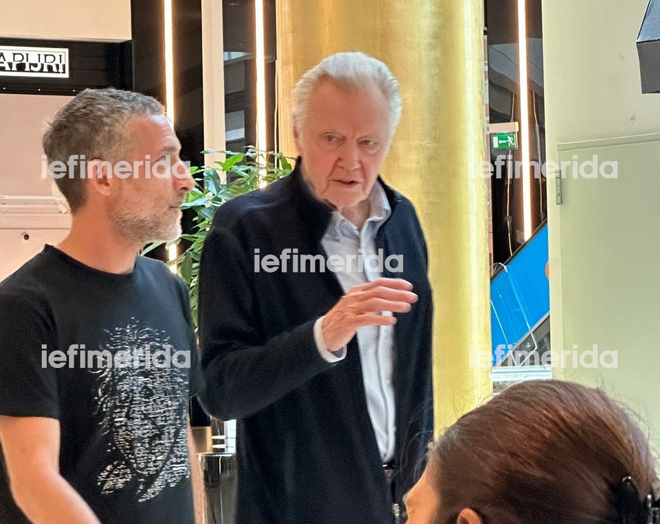 Ο ηθοποιός Γιον Βόιτ, πατέρας της Αντζελίνα Τζολί, κάνει βόλτες στο Golden Hall 