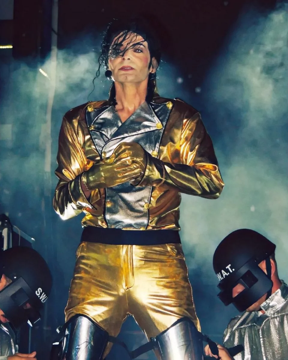 O Gus Jackson με αντίγραφο από το εμβληματικό χρυσό κοστούμι του Μάικλ Τζάκσον / Φωτογραφία: gusjackson1975/Instagram