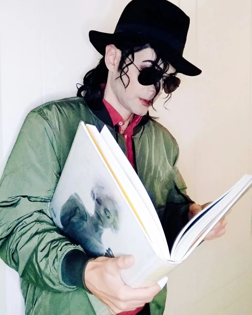 Ο Gustavo Hernández, φυλλομετρώντας ένα λεύκωμα για τη Μέριλιν Μονρό / Φωτογραφία: gusjackson1975/Instagram