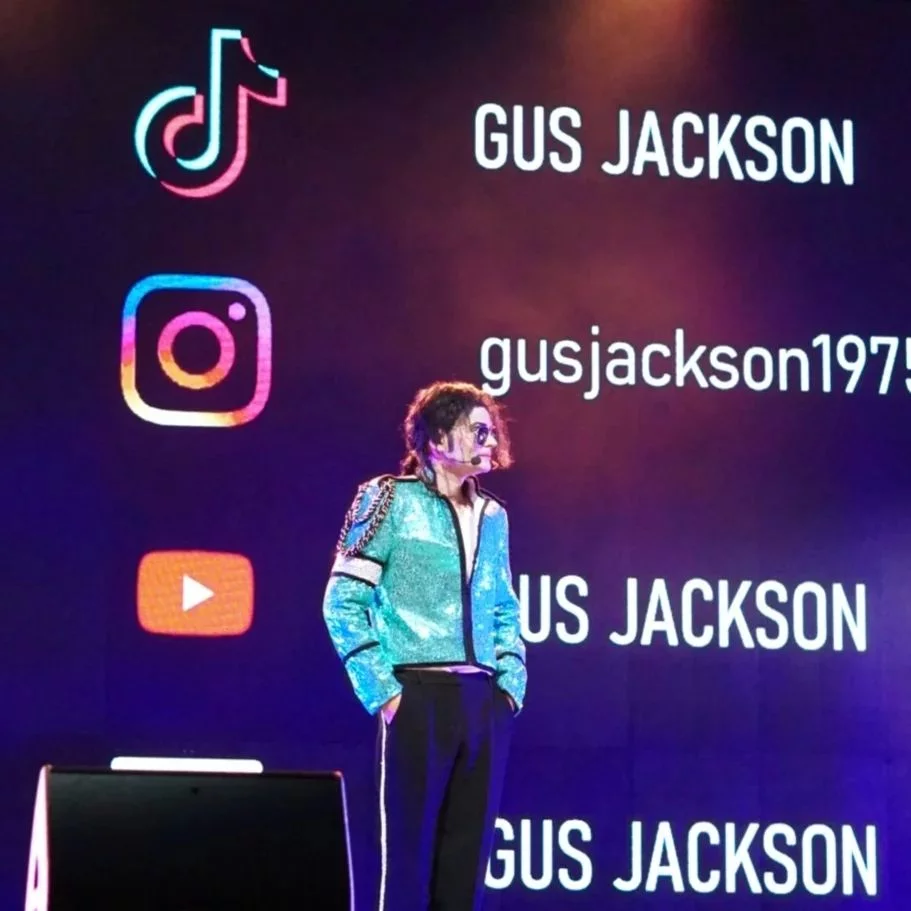 Ο Gustavo Hernández (Gus Jackson) στη σκηνή, μεταμφιεσμένος σε Μάιλ Τζάκσον / Φωτογραφία: gusjackson1975/Instagram